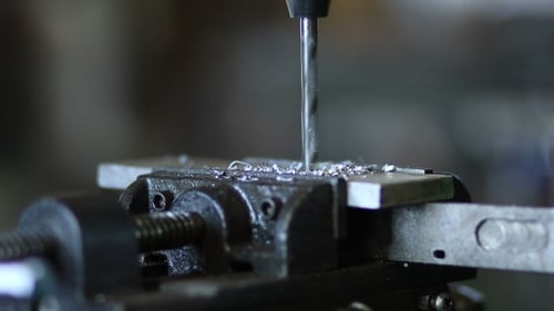 Bohrwerkzeug im Bohrfutter während des Zerspanungsprozesses