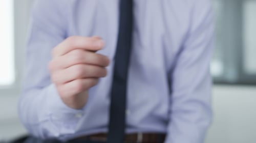 Geschäftsmann macht Gesten mit seinen Händen