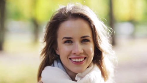 Belle Jeune Femme Heureuse Souriant Dans Le Parc Automne 12