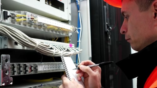 Elektronikingenieur bei der Arbeit