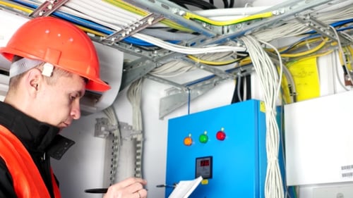 Ingenieur bei The Elektronisch Board, arbeitet