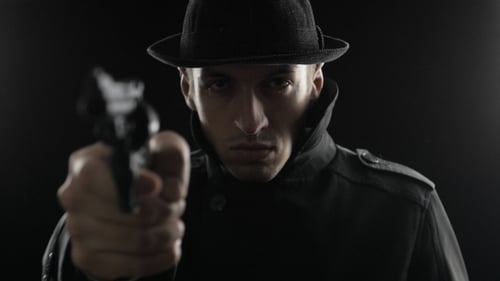 Porträt eines Gangsters mit Hut und schwarzem Umhang bedroht Waffe
