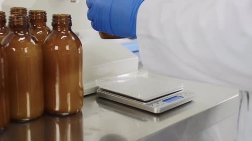 Médecin expert en cosmétologie, chimiste, scientifique, pharmacien, fabrication de médicaments et de cosmétiques en laboratoire