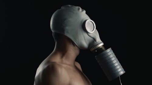 Porträt eines nackten Mannes in einer Gasmaske