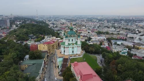 Vue aérienne de la ville de Kiev. Église Saint-André.
Ukraine