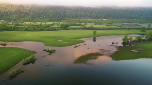 Campagne inondée après de fortes pluies avec champs et routes