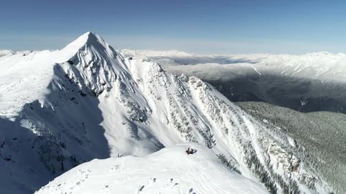 Skieurs debout sur une montagne enneigée 4k