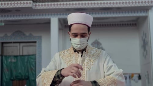 Imam musulman masqué priant dans la mosquée