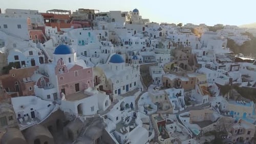 Sobrevolando las famosas 3 cúpulas azules en Oia, en la isla de Santorini en Grecia