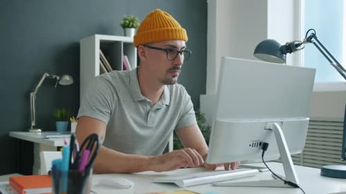 Ralenti d'un employé de bureau heureux appréciant la réussite professionnelle dansant en regardant un écran d'ordinateur