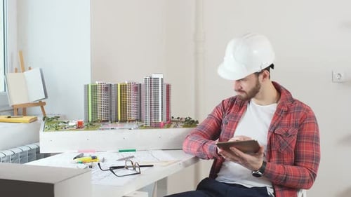 Junger Architekt arbeitet im Büro.