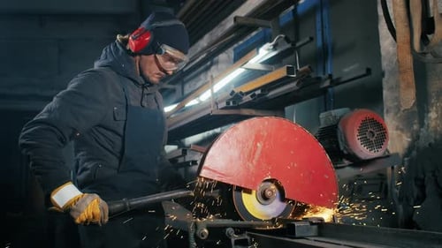 Schneiden von Metallkonstruktionen Herstellung hausgemachter Panzerplatten durch professionelle Arbeiter unter Verwendung eines Schneidens