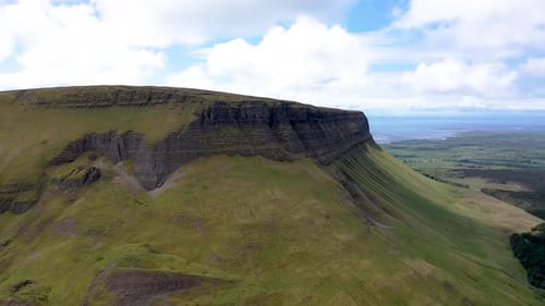 Vue aérienne de la montagne Benbulbin dans le comté de Sligo en Irlande