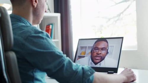 Les collègues ont une conversation téléphonique en ligne via Internet.