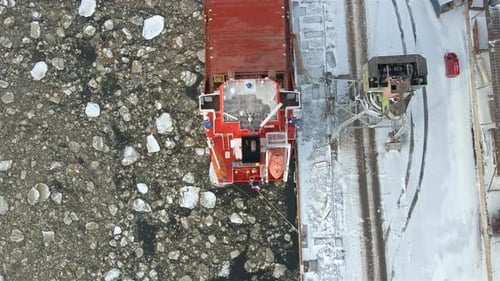 Luftaufnahme des Frachtschiffs im Winterhafen