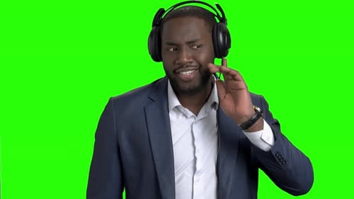 Feliz empresário em fones de ouvido ouvindo música.