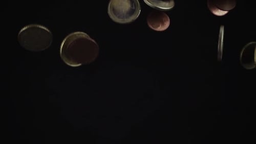 Pièces en métal tombant sur la table