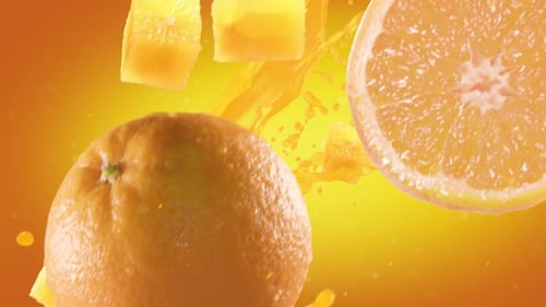 Naranja con rodajas cayendo sobre fondo naranja