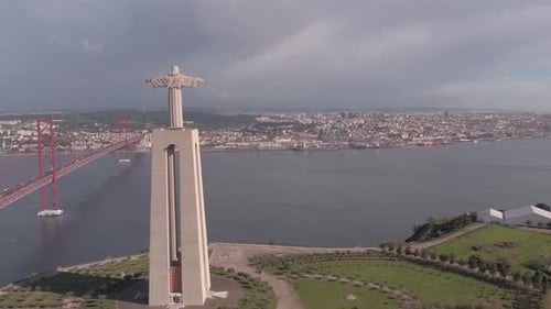 Vue aérienne du sanctuaire du Christ-Roi et du Ponte 25 de Abril