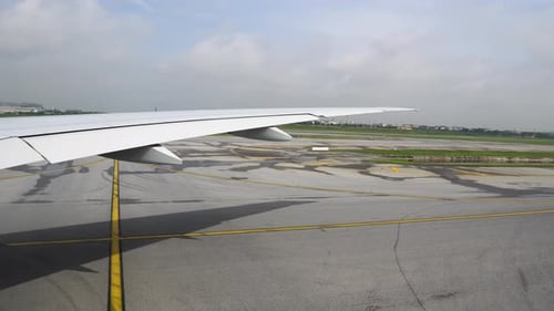 Flugzeugflügel und Landebahn, Blick aus dem Flugzeugfenster