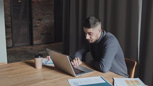Homme d'affaires fatigué faisant de la paperasse au travail