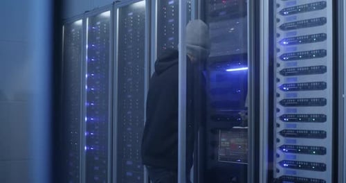 Hackers invadindo um data center