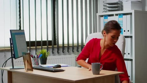 Mujer usando laptop y pc
