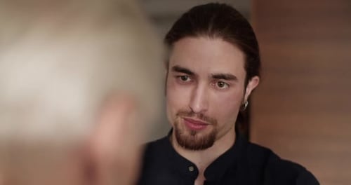 Hijo hablando con el padre durante la visita
