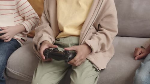 Kinder mit Joysticks spielen Video