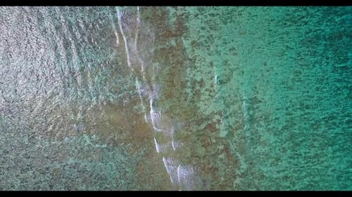 Luftflug über Zusammenfassung des Strandurlaubs an der Meeresküste bei aquablauem Wasser und weißem Sandhintergrund
