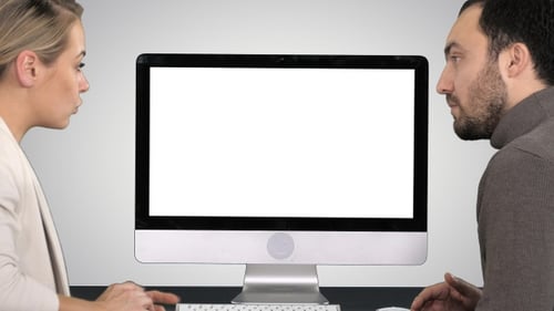 Collègues d'affaires, un homme et une femme discutent