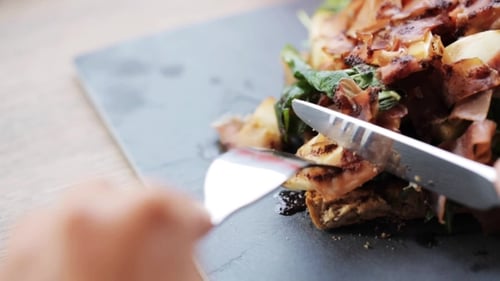 Frau isst Prosciutto-Schinken-Salat im Restaurant 40
