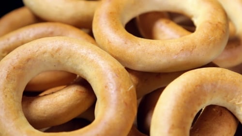 Viele gebackene Bagels auf dem Tisch