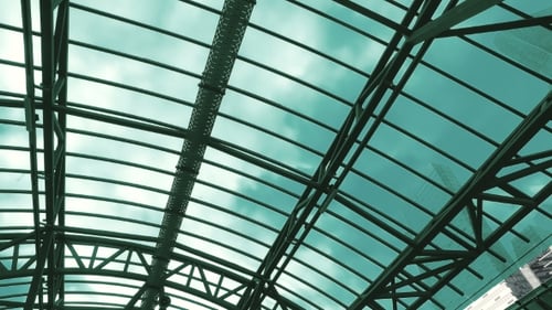 Metallkonstruktionen auf dem Dach.