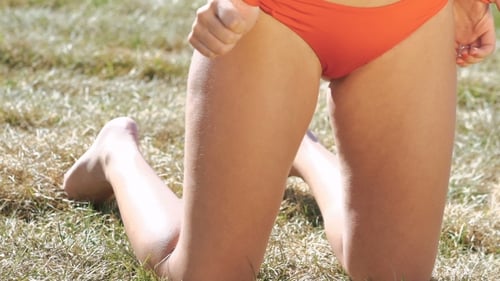 Chica moviendo su cuerpo y nalgas