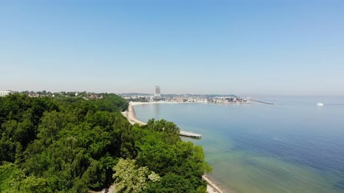Survoler la côte de la mer de Gdynia en Pologne. Vue aérienne.
