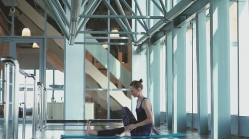 Fille de yoga. Pose Ardha Matsyendrasana Pose demi-torsion de la colonne vertébrale