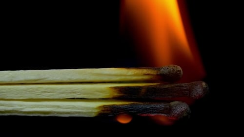 Brennende Streichhölzer, Kettenreaktion und Flammen
