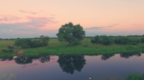 Fluss und grüne Wiese