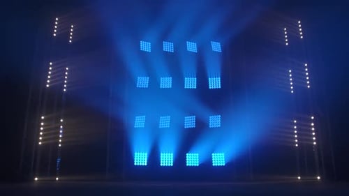 Bühnenlichter blinken auf dem Podium.