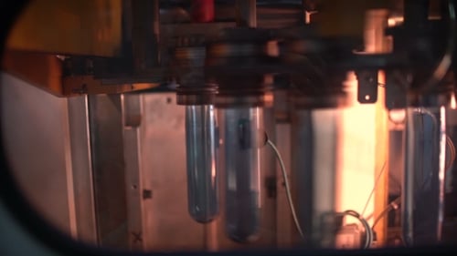 Anlage für die Produktion. Maschinenblasende Plastikflaschen