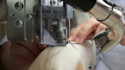 Näherin bei der Arbeit mit der Nähmaschine