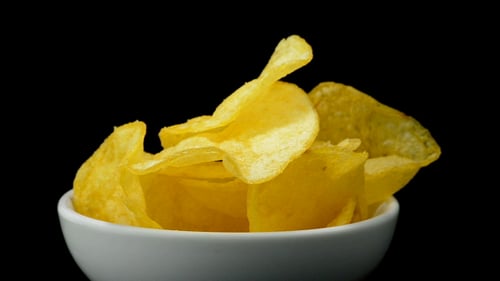Kartoffelchips auf einer Schüssel
