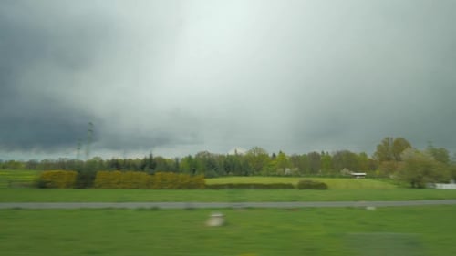 Aufnahme einer sich bewegenden Landschaft aus dem Fenster des Zuges, Wien, Österreich