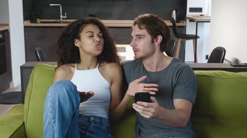 Pareja multiétnica de novio y novia enojados y disgustados. Pareja enojada y disgustada discutiendo