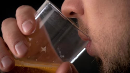 Homme Jouit De Sa Bière Froide Sur Fond Noir