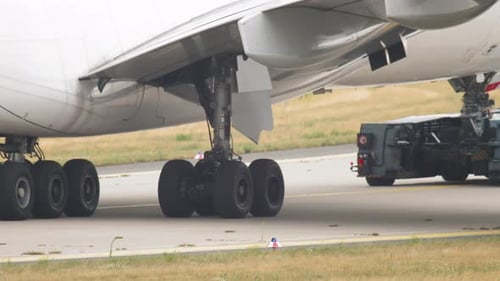 Flugzeug-Fahrwerk beim Rollen