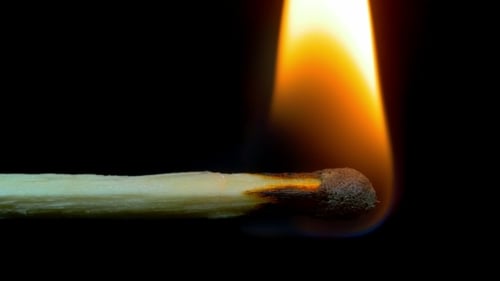 Brennendes Spiel und Flamme