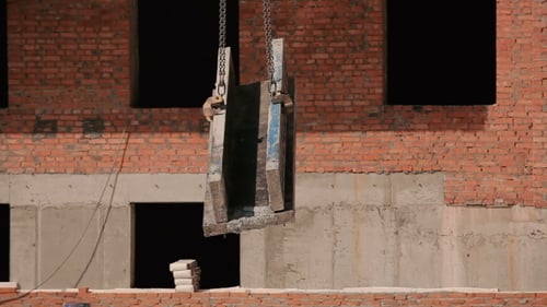 La grúa mueve la construcción de un lugar a otro