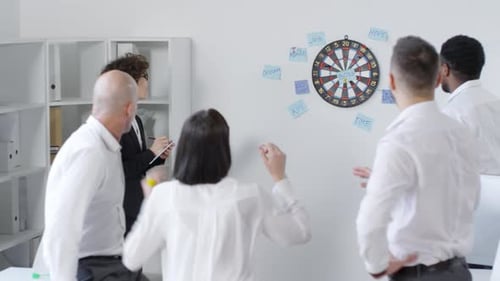 Trabajadores de oficina felices jugando juego motivacional